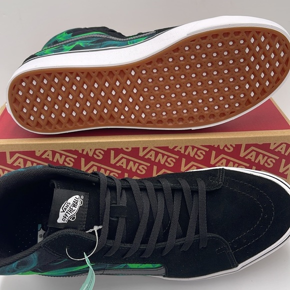 Vans Men’s Comfycush Sk8-After Dark Black/Green
VN0A7TNOYJ7
Sneakers - Picture 3 of 16